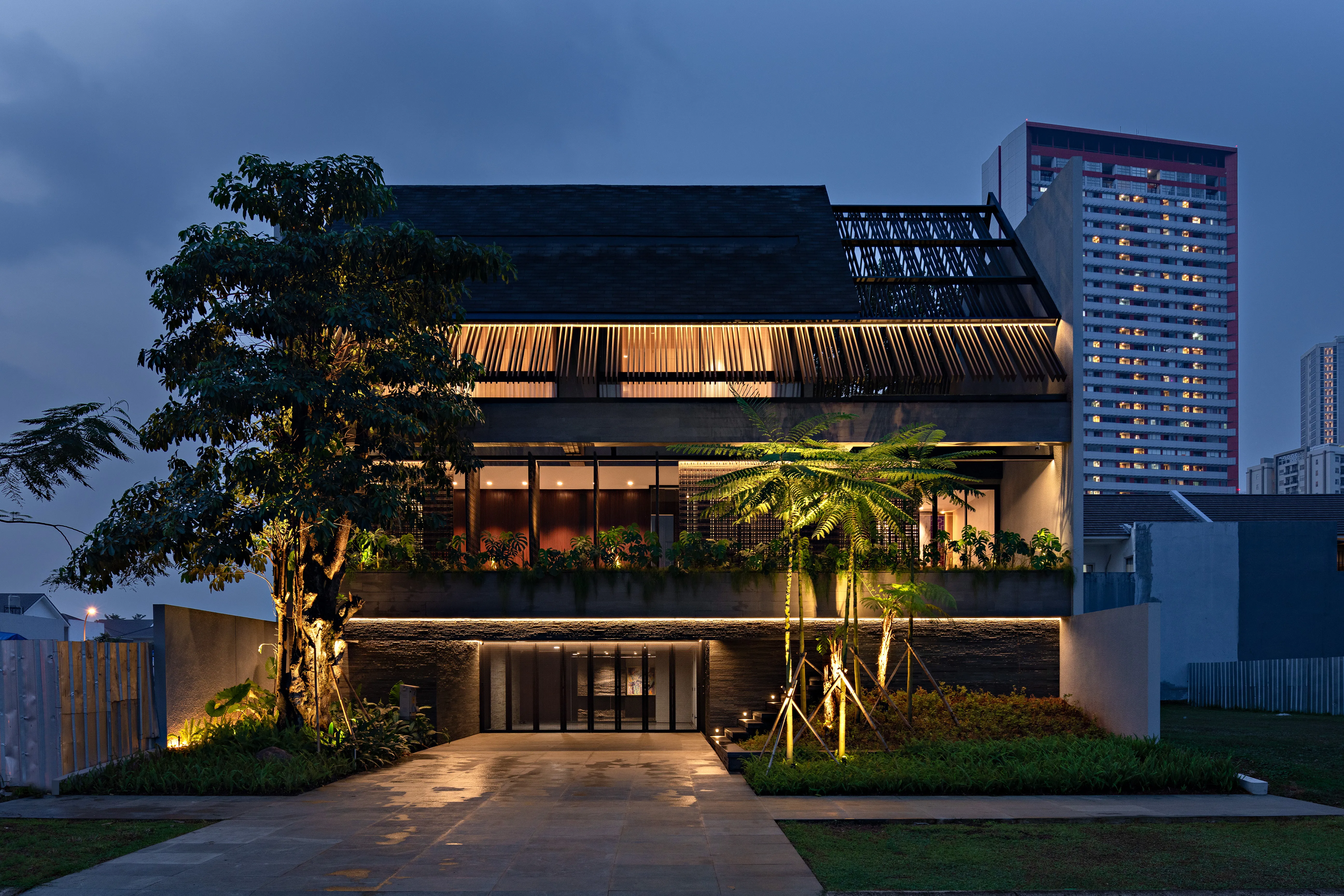 AK HOUSE